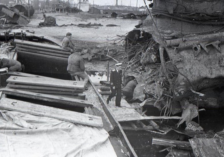 С-11 разоружение погибшей в 1941 г. Изъятие артиллерийских снарядов из артпогреба, 1956г